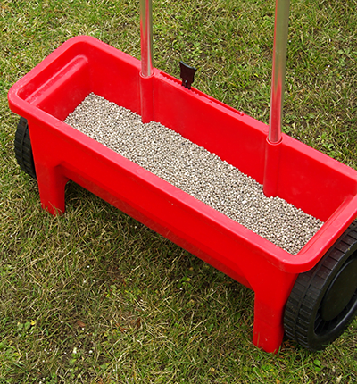 Lawn fertilizing tool filled with fertilizer